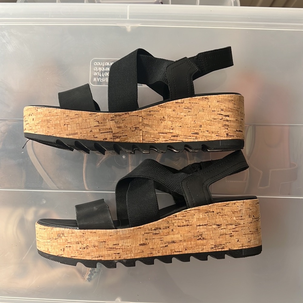 Sorel sandals. Hardly worn. Elastic straps.
